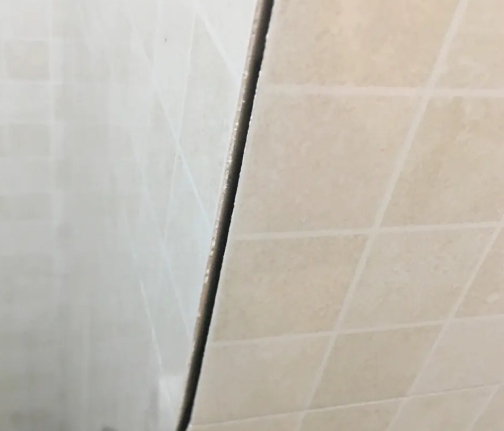 海陵瓷砖空鼓维修公司分享阳台瓷砖脱落的修复过程可以分为以下几个步骤