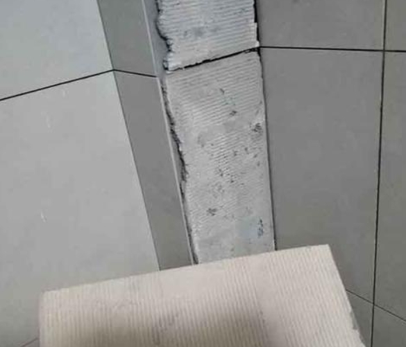 海陵瓷砖空鼓维修公司分享下厨房瓷砖脱落的补救措施。